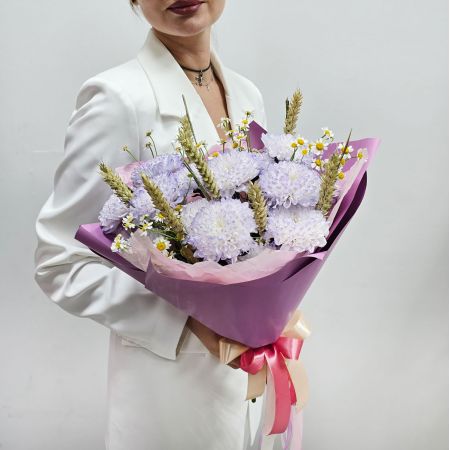 Букет с цветной хризантемой и пшеницей