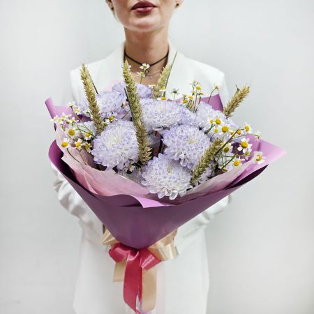 Букет с цветной хризантемой и пшеницей