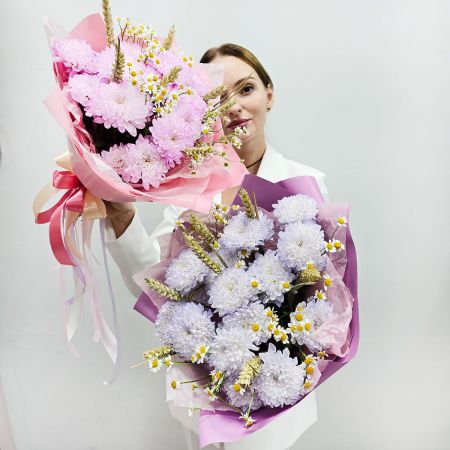 Букет с цветной хризантемой и пшеницей