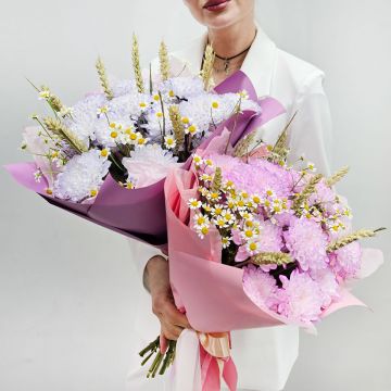 Букет с цветной хризантемой и пшеницей