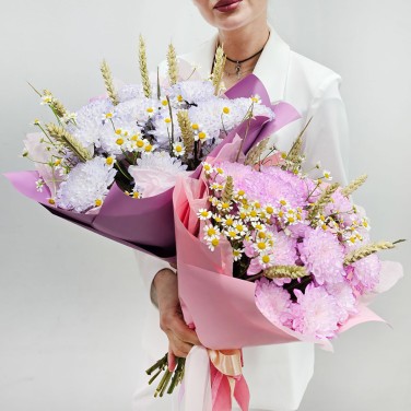 Букет с цветной хризантемой и пшеницей