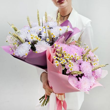 Букет с цветной хризантемой и пшеницей