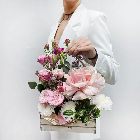 Красивый ящик с цветами Маме