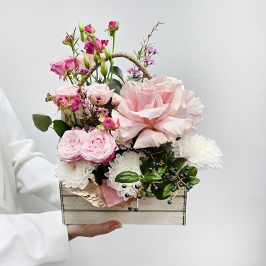 Красивый ящик с цветами Маме