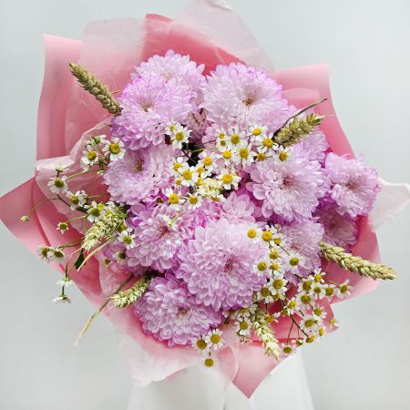 Букет с цветной хризантемой и пшеницей