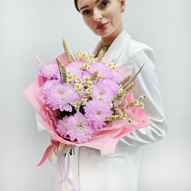 Букет с цветной хризантемой и пшеницей