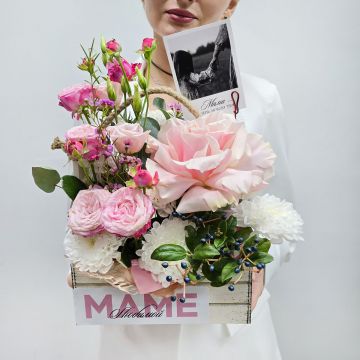 Красивый ящик с цветами Маме