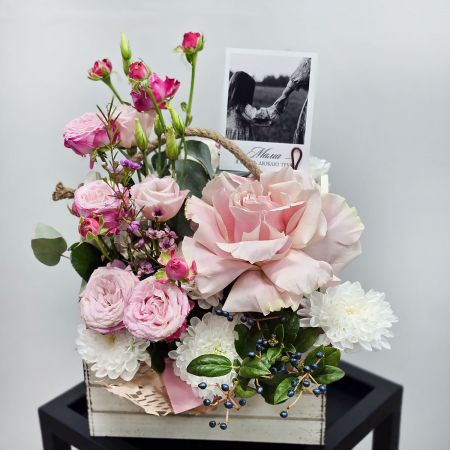 Красивый ящик с цветами Маме