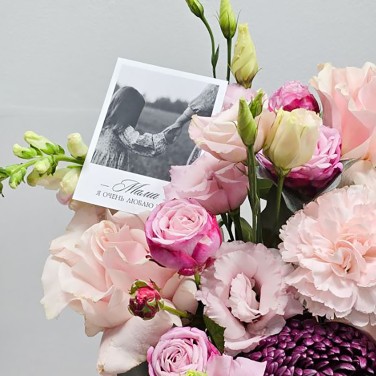 Нежная коробка с цветами Маме с любовью