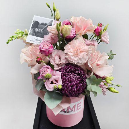 Нежная коробка с цветами Маме с любовью