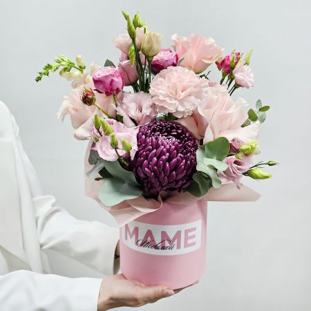 Нежная коробка с цветами Маме с любовью