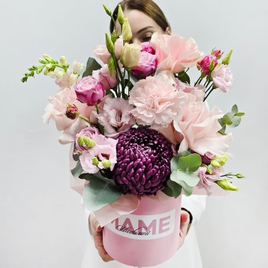 Нежная коробка с цветами Маме с любовью