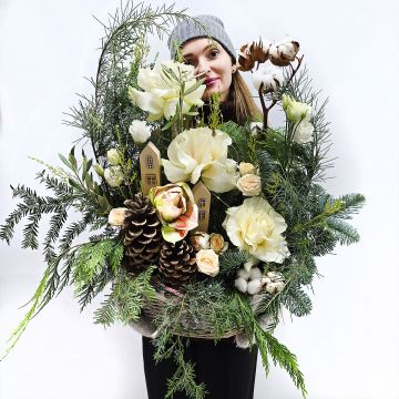 Большая зимняя корзина с белой розой и хлопком