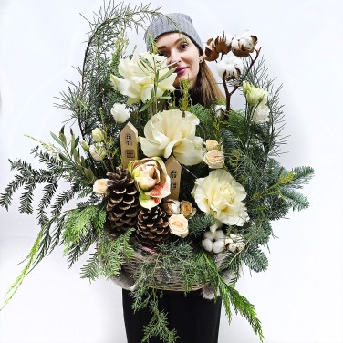 Большая зимняя корзина с белой розой и хлопком