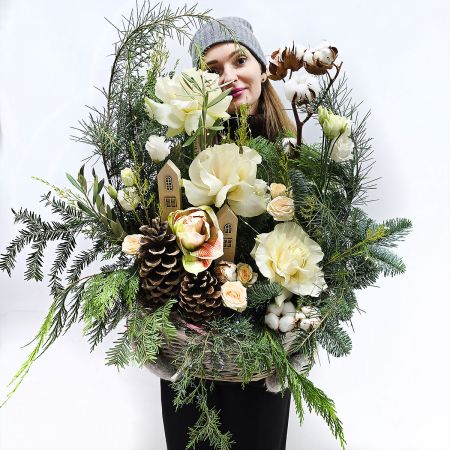 Большая зимняя корзина с белой розой и хлопком