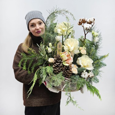 Большая зимняя корзина с белой розой и хлопком