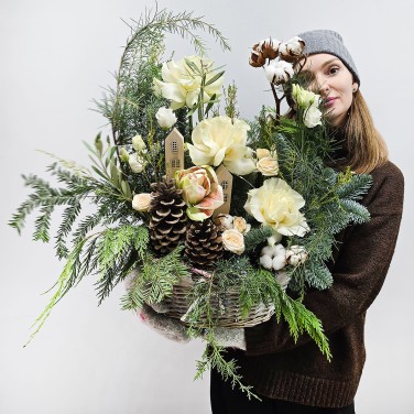 Большая зимняя корзина с белой розой и хлопком