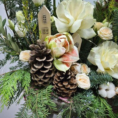 Большая зимняя корзина с белой розой и хлопком