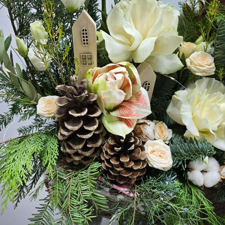 Большая зимняя корзина с белой розой и хлопком