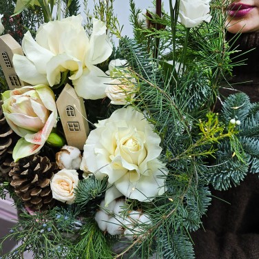 Большая зимняя корзина с белой розой и хлопком