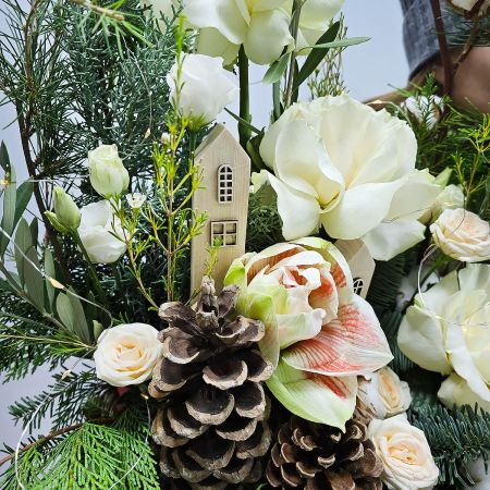 Большая зимняя корзина с белой розой и хлопком