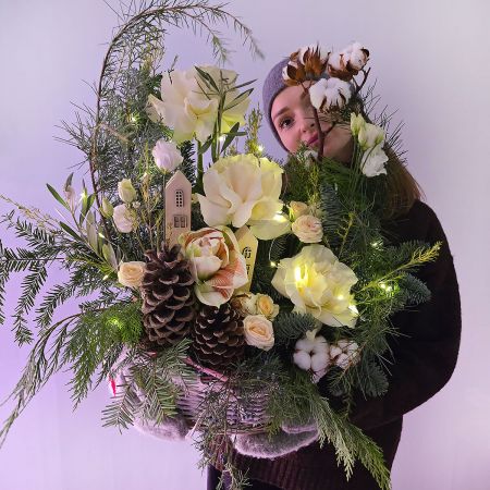 Большая зимняя корзина с белой розой и хлопком