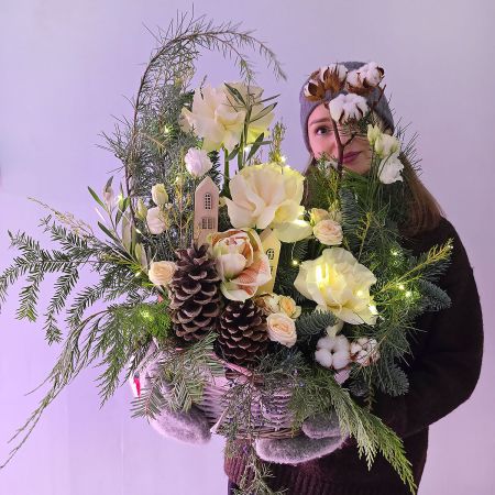 Большая зимняя корзина с белой розой и хлопком