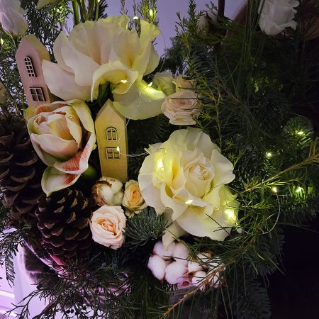 Большая зимняя корзина с белой розой и хлопком