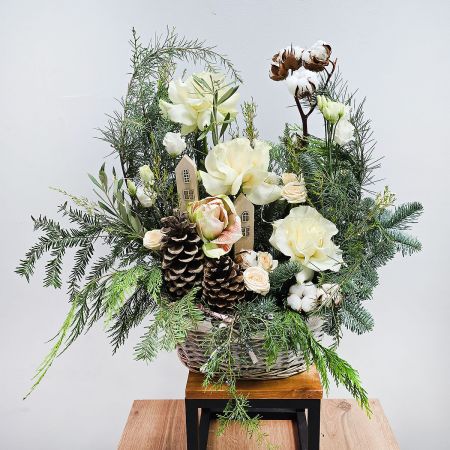 Большая зимняя корзина с белой розой и хлопком