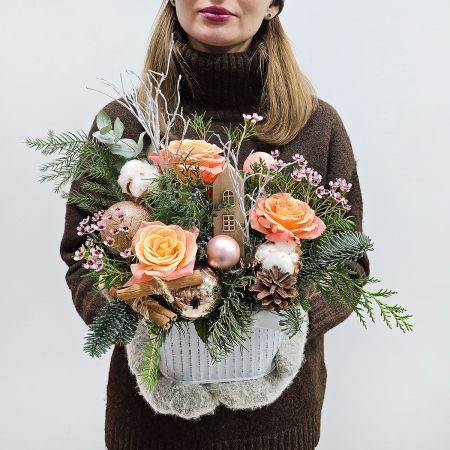 Праздничная зимняя композиция с хвоей