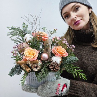 Праздничная зимняя композиция с хвоей