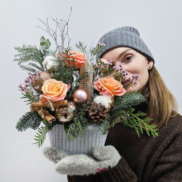 Праздничная зимняя композиция с хвоей