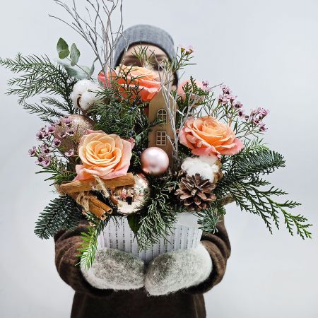 Праздничная зимняя композиция с хвоей