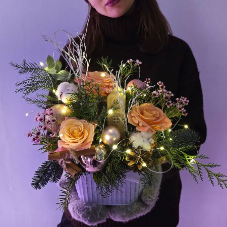 Праздничная зимняя композиция с хвоей