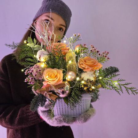 Праздничная зимняя композиция с хвоей