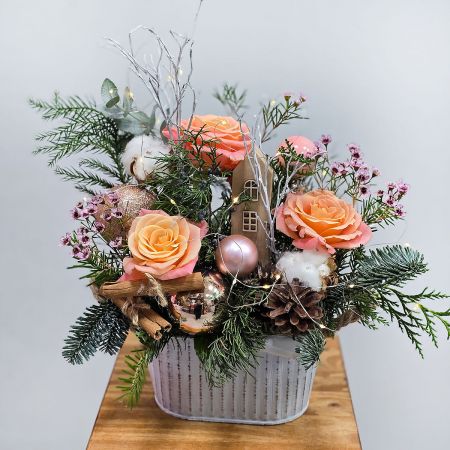 Праздничная зимняя композиция с хвоей