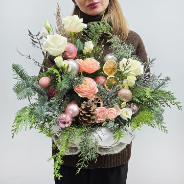 Зимняя подарочная композиция в корзине