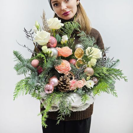 Зимняя подарочная композиция в корзине