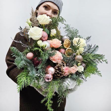 Зимняя подарочная композиция в корзине