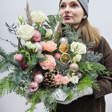 Зимняя подарочная композиция в корзине