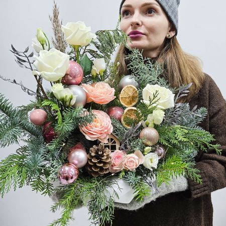 Зимняя подарочная композиция в корзине