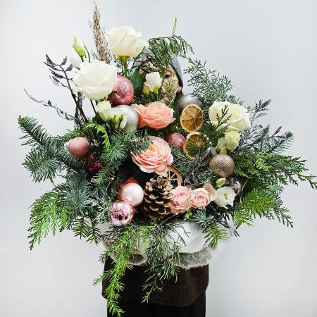 Зимняя подарочная композиция в корзине