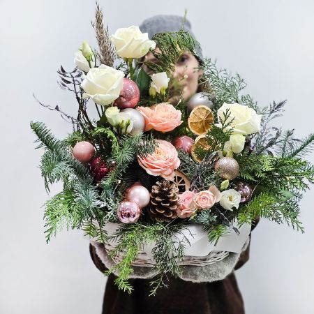 Зимняя подарочная композиция в корзине