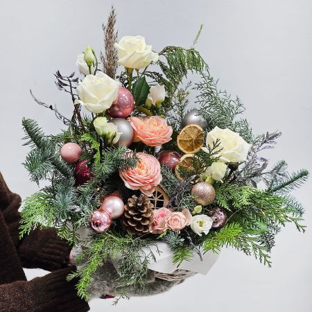 Зимняя подарочная композиция в корзине