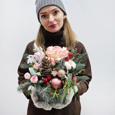 Зимняя композиция с хвоей и шариками