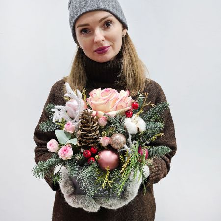 Зимняя композиция с хвоей и шариками