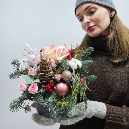 Зимняя композиция с хвоей и шариками