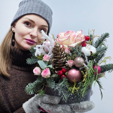 Зимняя композиция с хвоей и шариками