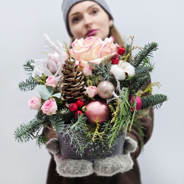 Зимняя композиция с хвоей и шариками