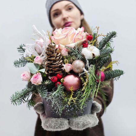 Зимняя композиция с хвоей и шариками